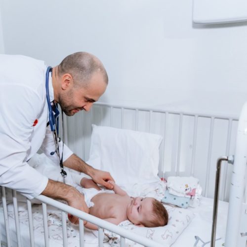 Младенца с COVID-19 и пороком сердца спасли врачи в Новосибирске