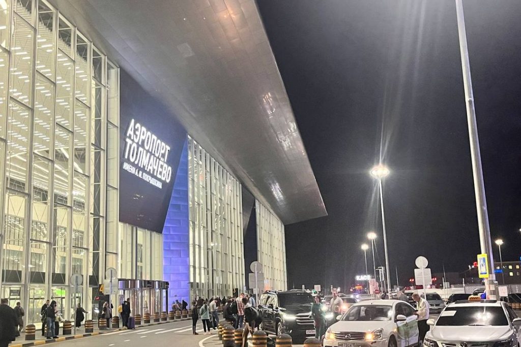 Пассажиры рейса «Санкт-Петербург – Новокузнецк» вторые сутки живут в Толмачёво