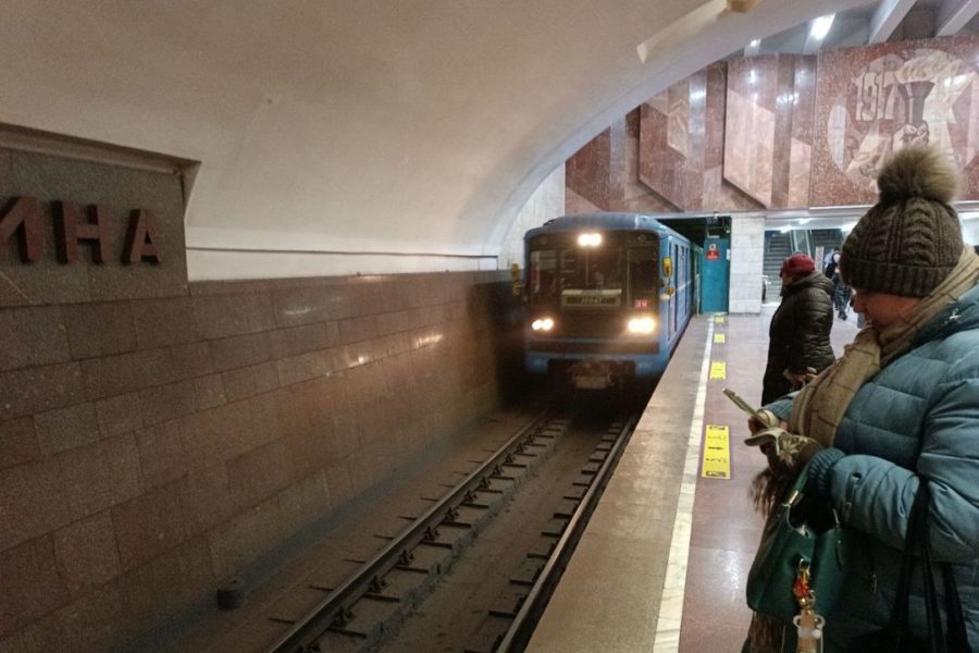 Полиция ищет преступника, который напал с ножом на пассажира метро в Новосибирске