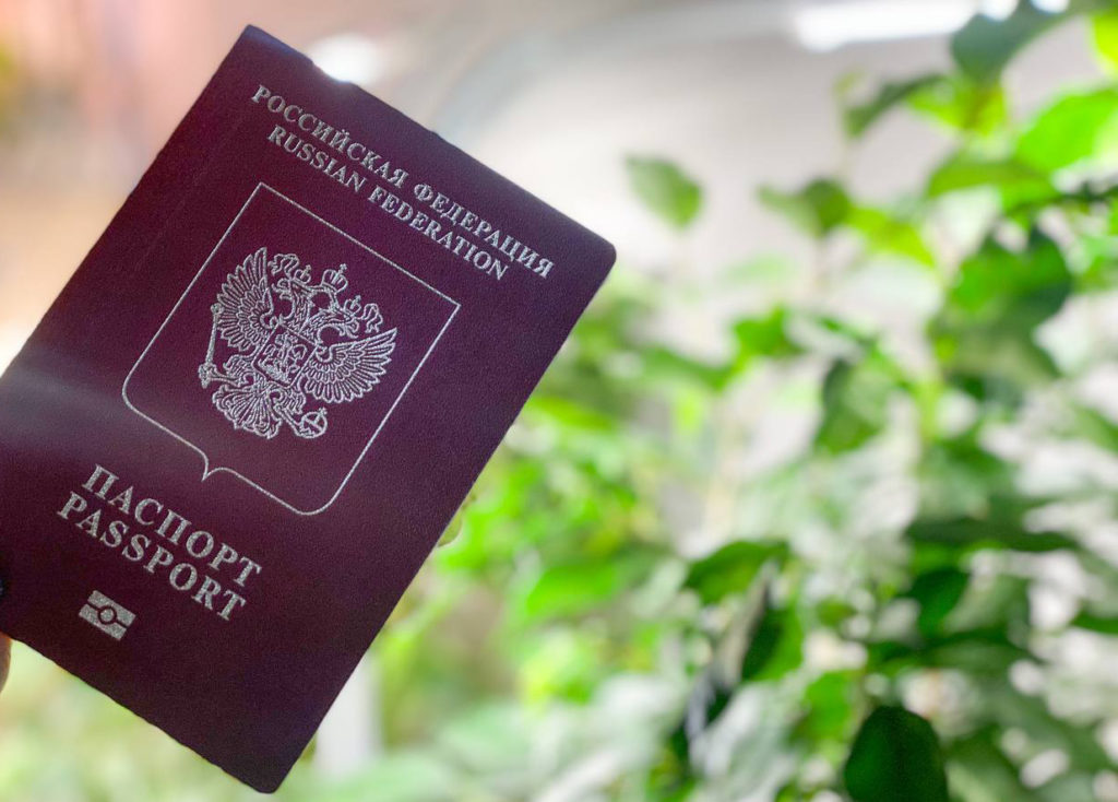 У россиян на границе изымают загранпаспорта с опечатками