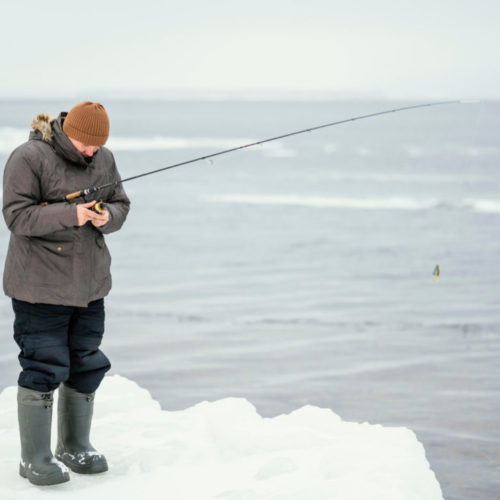 Рыбаков, плавающих на льдине, эвакуировали в Новосибирской области