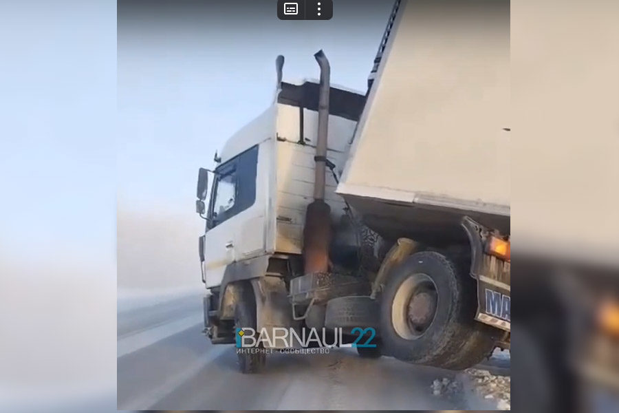 Водитель грузовика, попавшего в ДТП, замерзает на трассе в Новосибирской области