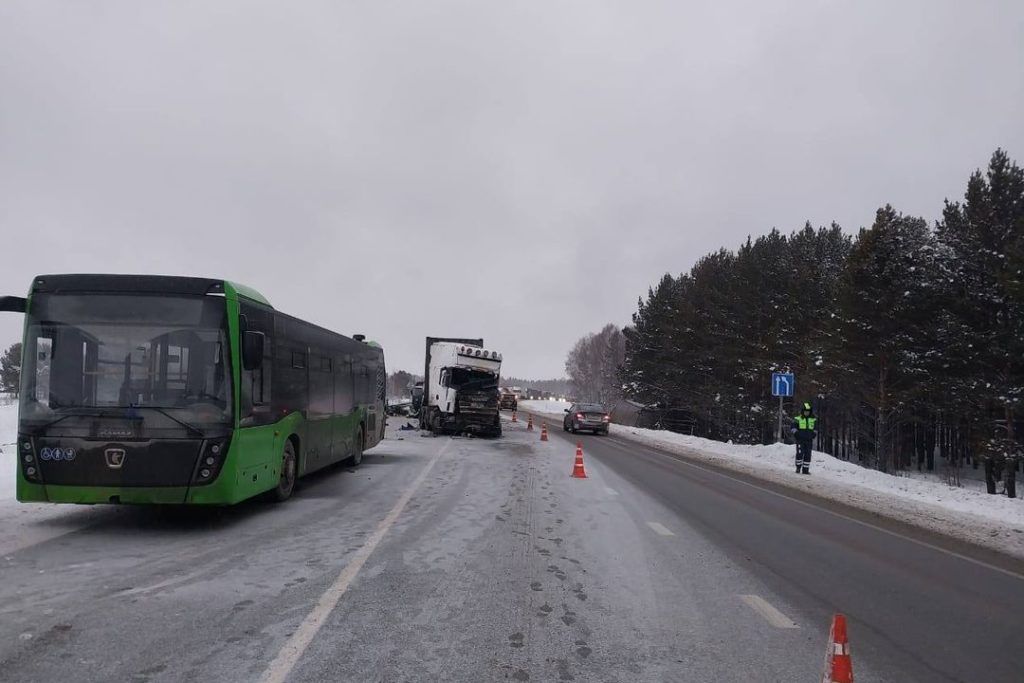 Пассажиры пострадали в ДТП с микроавтобусом и фурой на трассе под Новосибирском