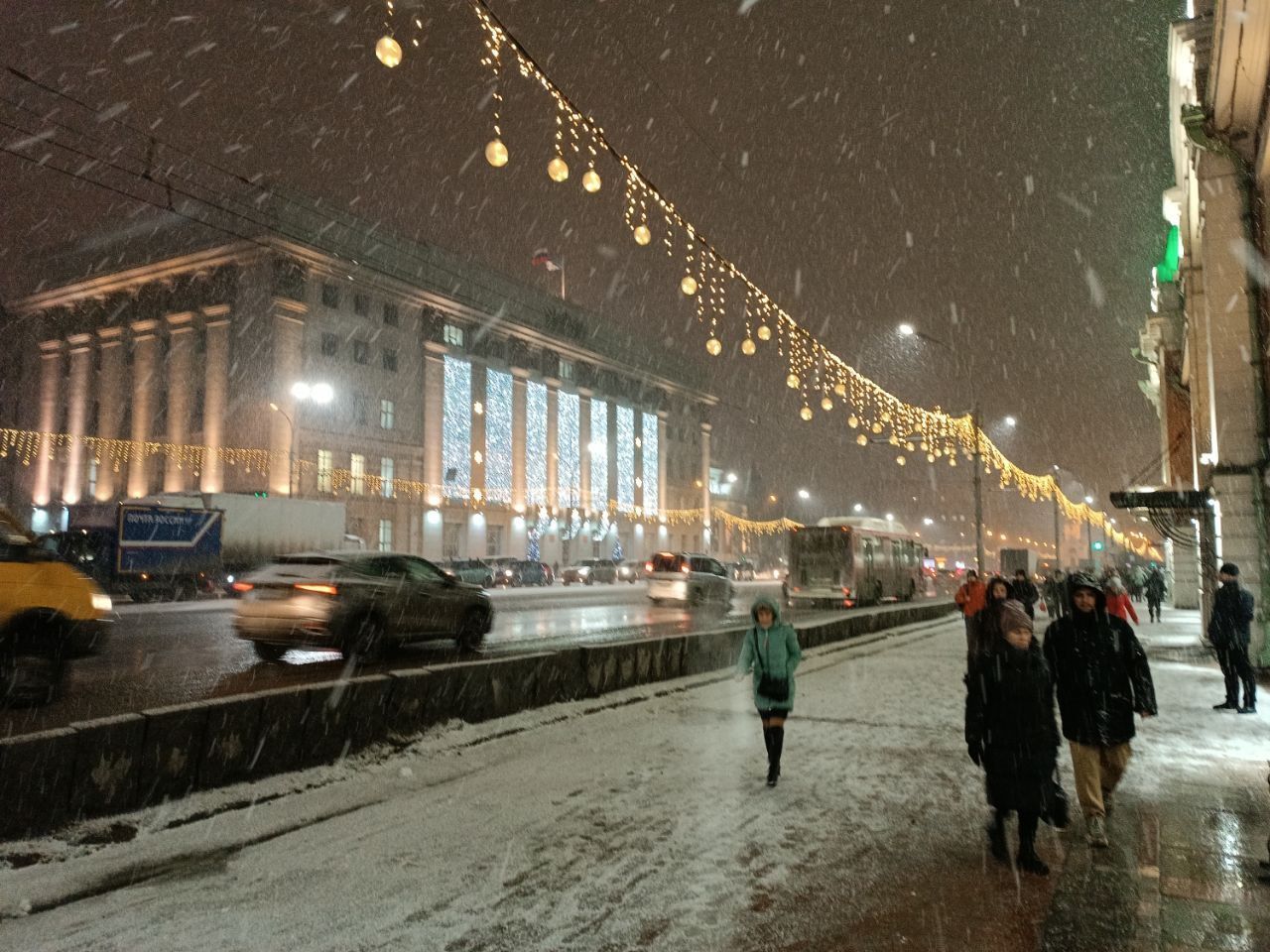 Новогодняя иллюминация появилась на улице Ленина в Новосибирске