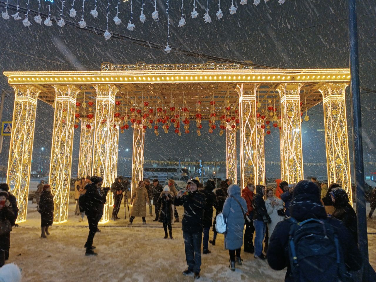 Новогодняя иллюминация появилась на улице Ленина в Новосибирске