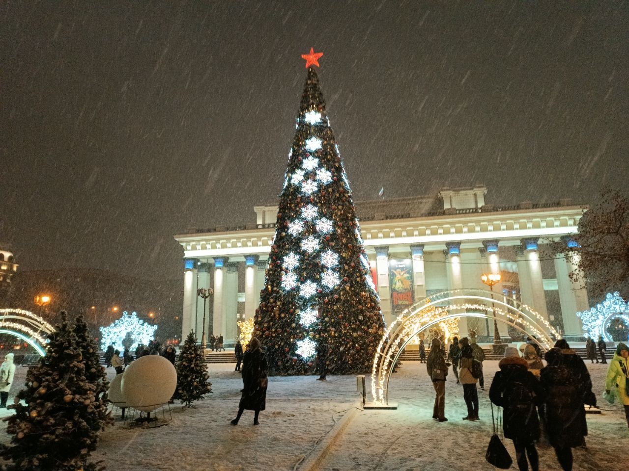 Новогодняя иллюминация появилась на улице Ленина в Новосибирске
