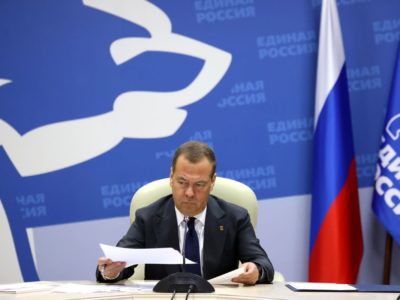 Вопрос доукомплектования войск обсудил Медведев в Новосибирске