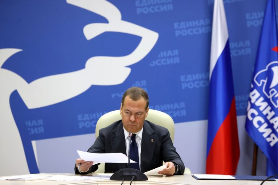 Вопрос доукомплектования войск обсудил Медведев в Новосибирске