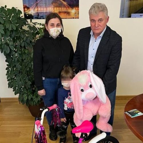 Велосипед и зайца на Новый год подарил ребенку новосибирский метрополитен
