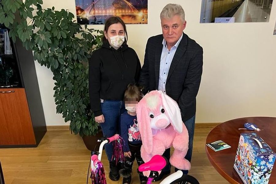 Велосипед и зайца на Новый год подарил ребенку новосибирский метрополитен