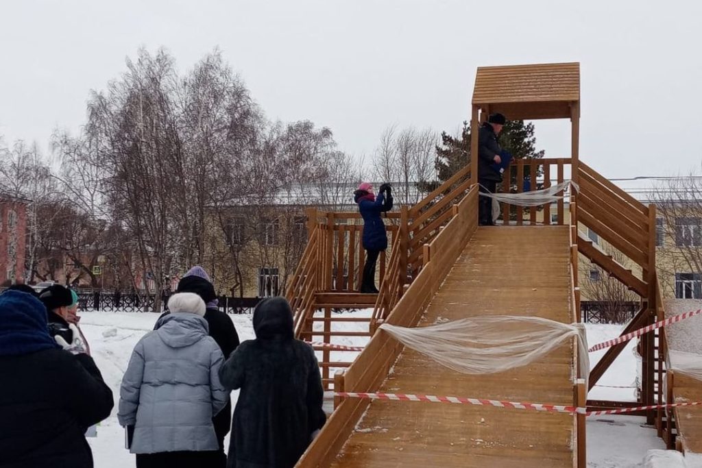 «Мэр сопротивлялся»: отцы с СВО и местные жители купили горку и отвоевали праздник для детей под Новосибирском