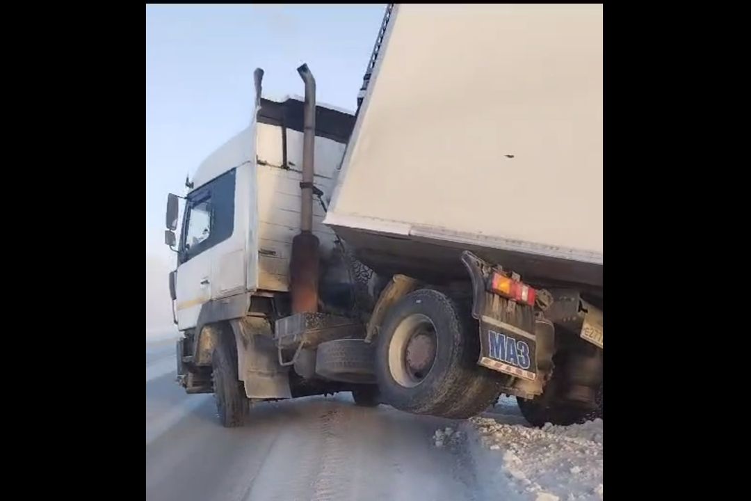 Водителя большегруза, застрявшего в мороз на трассе, спасали всем Новосибирском