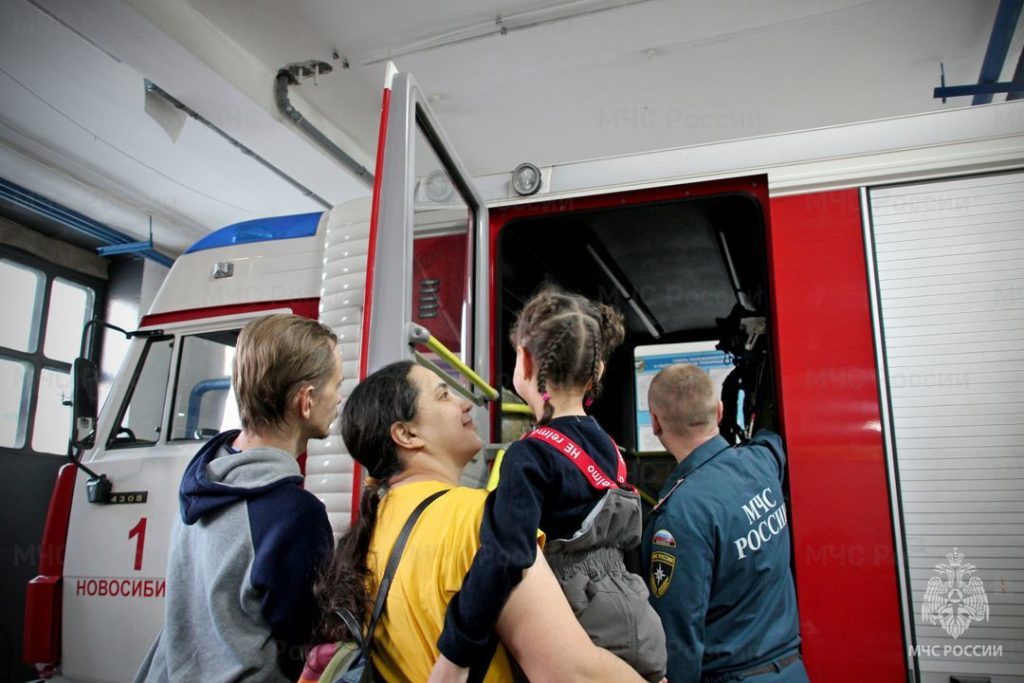 Новосибирские пожарные исполнили мечту ребенка в канун Нового года