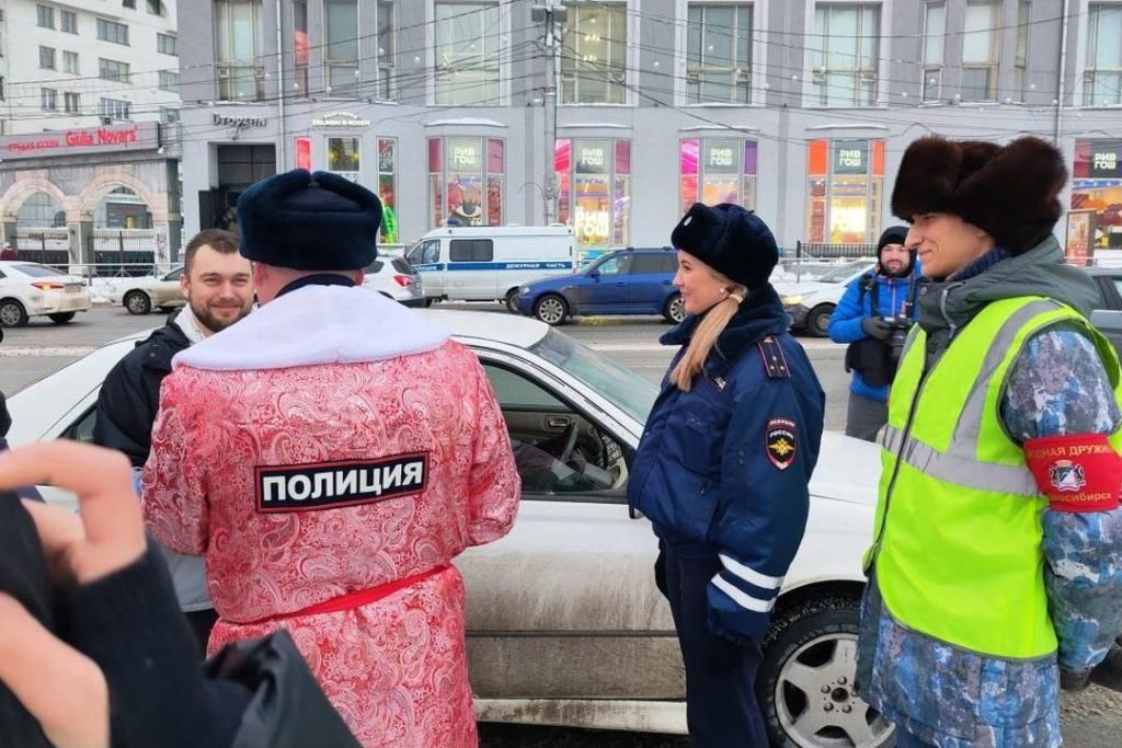 Полицейский Дед Мороз со Снегурочкой поздравили водителей в центре Новосибирска