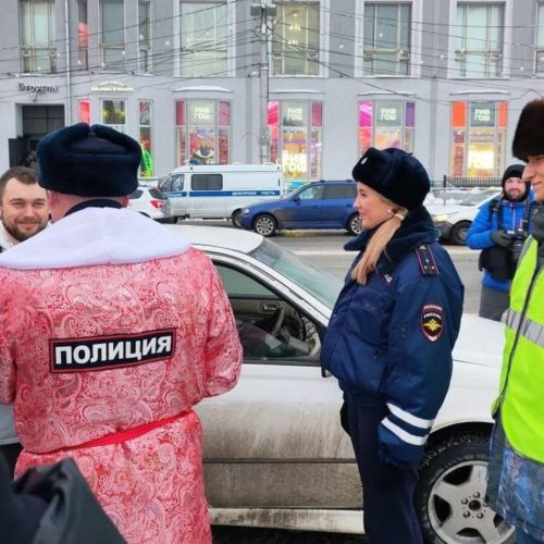 Полицейский Дед Мороз со Снегурочкой поздравили водителей в центре Новосибирска