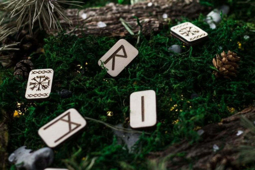 Богатство ждет Стрельцов и Скорпионов: новосибирский рунолог составил финансовый гороскоп на 2024 год