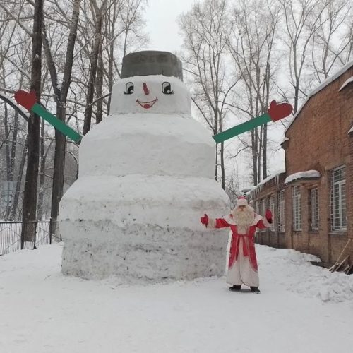 Ученики школы-интерната построили снеговика-гиганта ростом с двухэтажный дом в Сибири