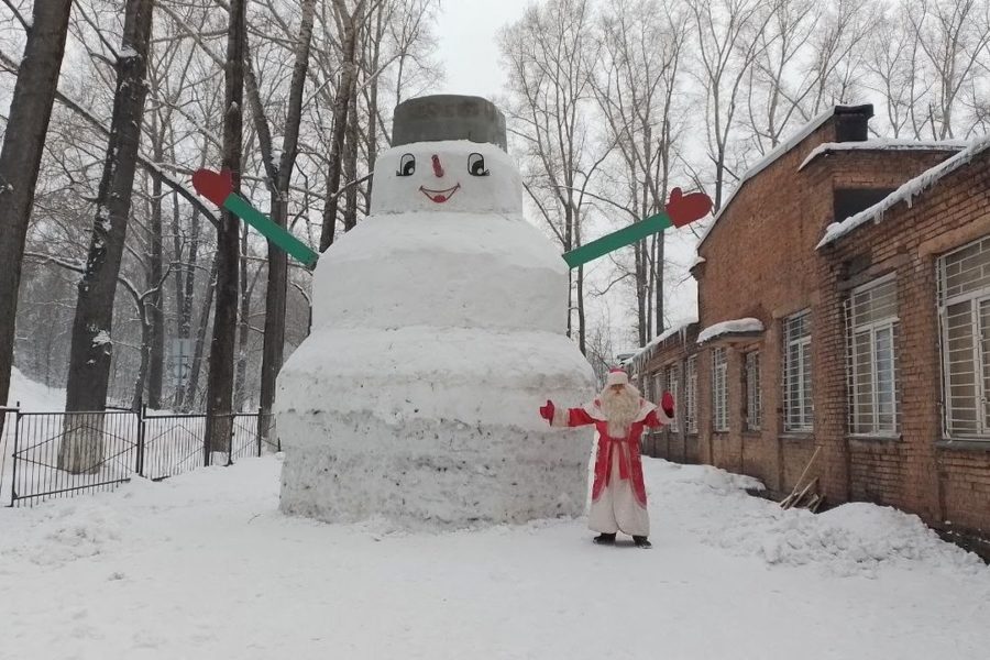 Ученики школы-интерната построили снеговика-гиганта ростом с двухэтажный дом в Сибири