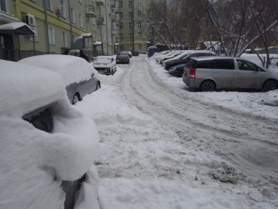 На качество уборки дворов от снега жалуются горожане в Новосибирске