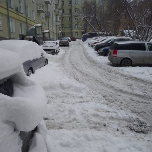 На качество уборки дворов от снега жалуются горожане в Новосибирске