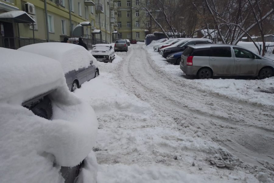 На качество уборки дворов от снега жалуются горожане в Новосибирске
