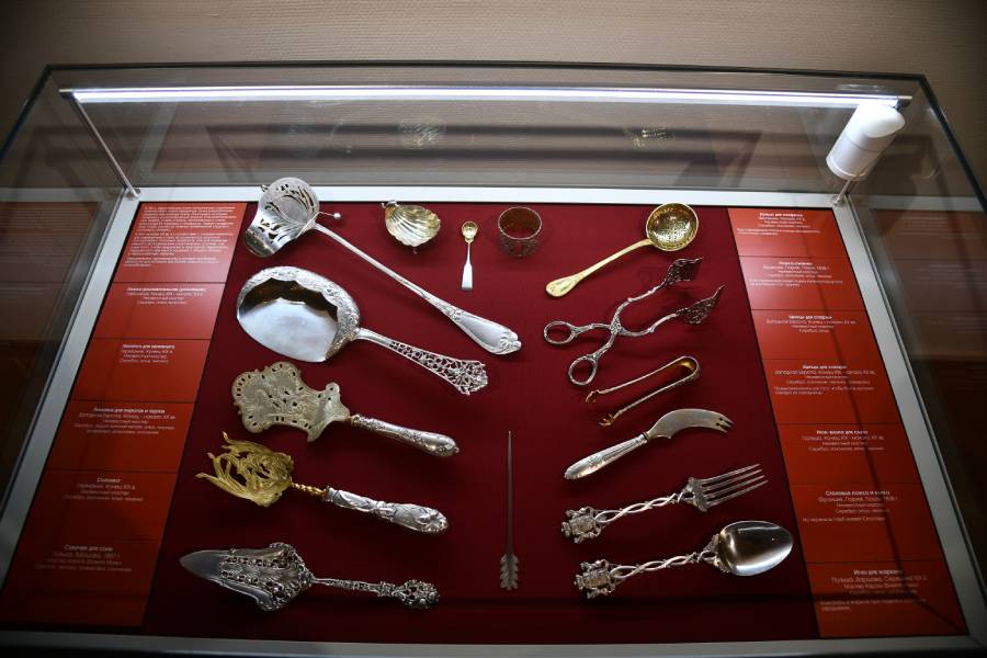 Европейское серебро во всех красивых подробностях на выставке в Новосибирске