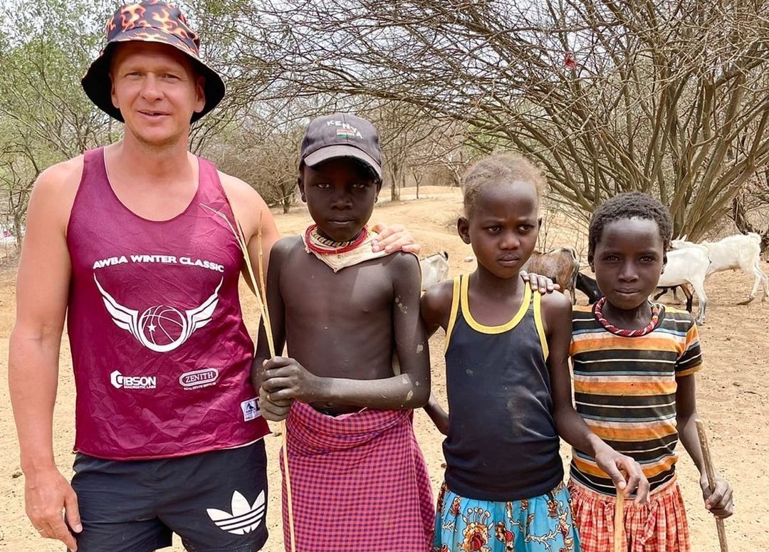 Голодных африканских детей от нищеты спасает волонтер из Новосибирска