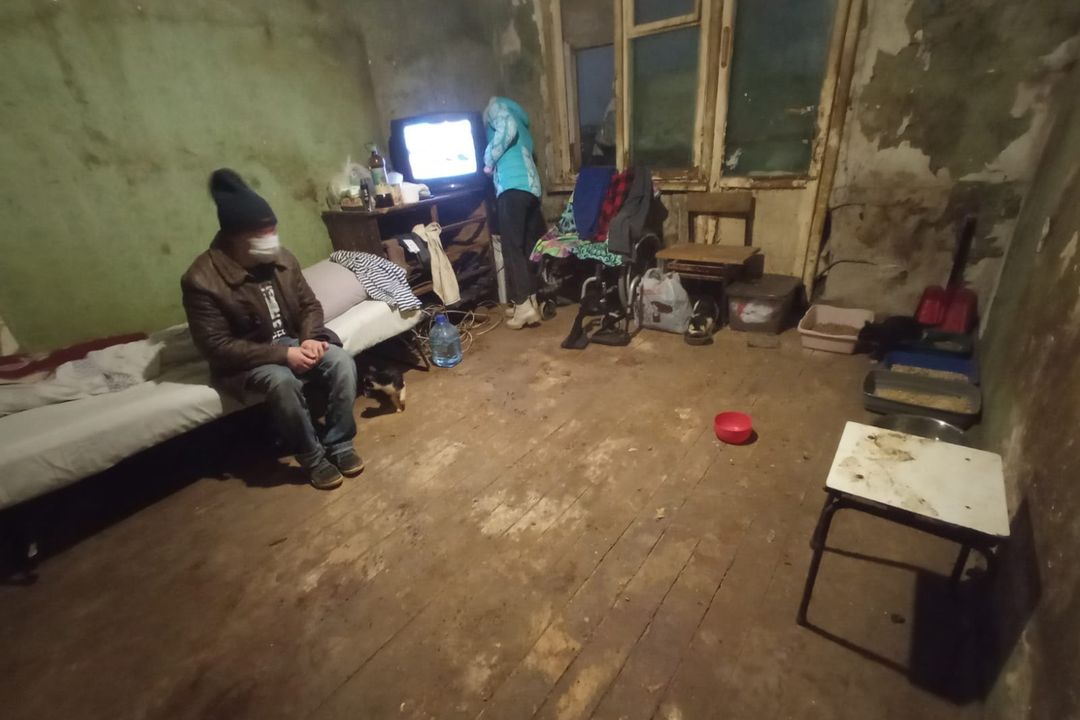 Погребенные заживо: волонтеры вызволили из-под гор мусора инвалида с 30 кошками в Сибири