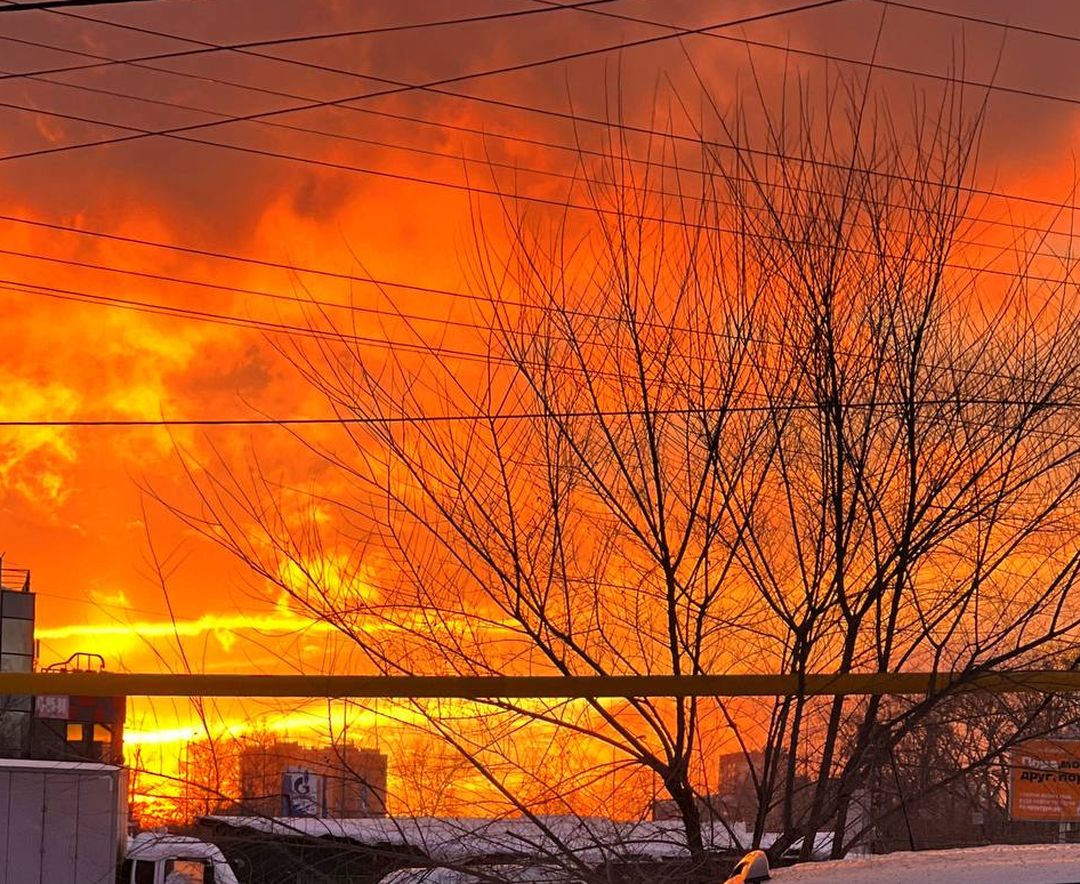 Яркие фото с розовым закатом показали в соцсетях жители Новосибирска