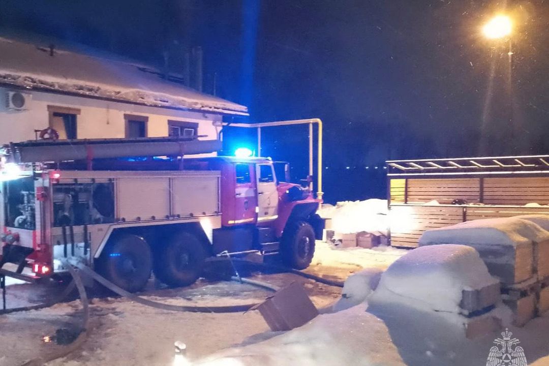 Банный комплекс сгорел ночью в Новосибирске