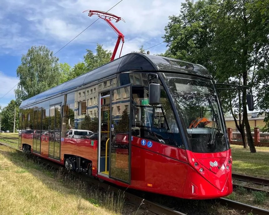 Сандра баллок и райан рейнольдс в фильме предложение. Бизнесмен в аэропорту. Командировка во вселенную книга. Бизнесмен в отеле. Мужчина с ноутбуком в офисе.