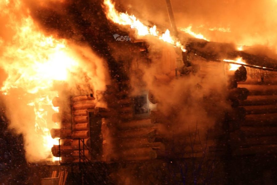 Банный комплекс сгорел за ночь в Новосибирске