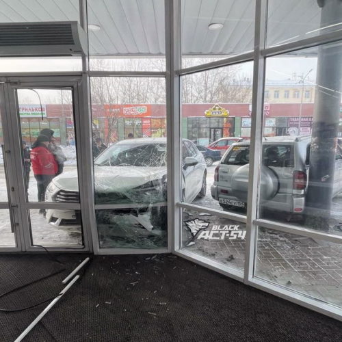 Автомобиль влетел в супермаркет в Новосибирске