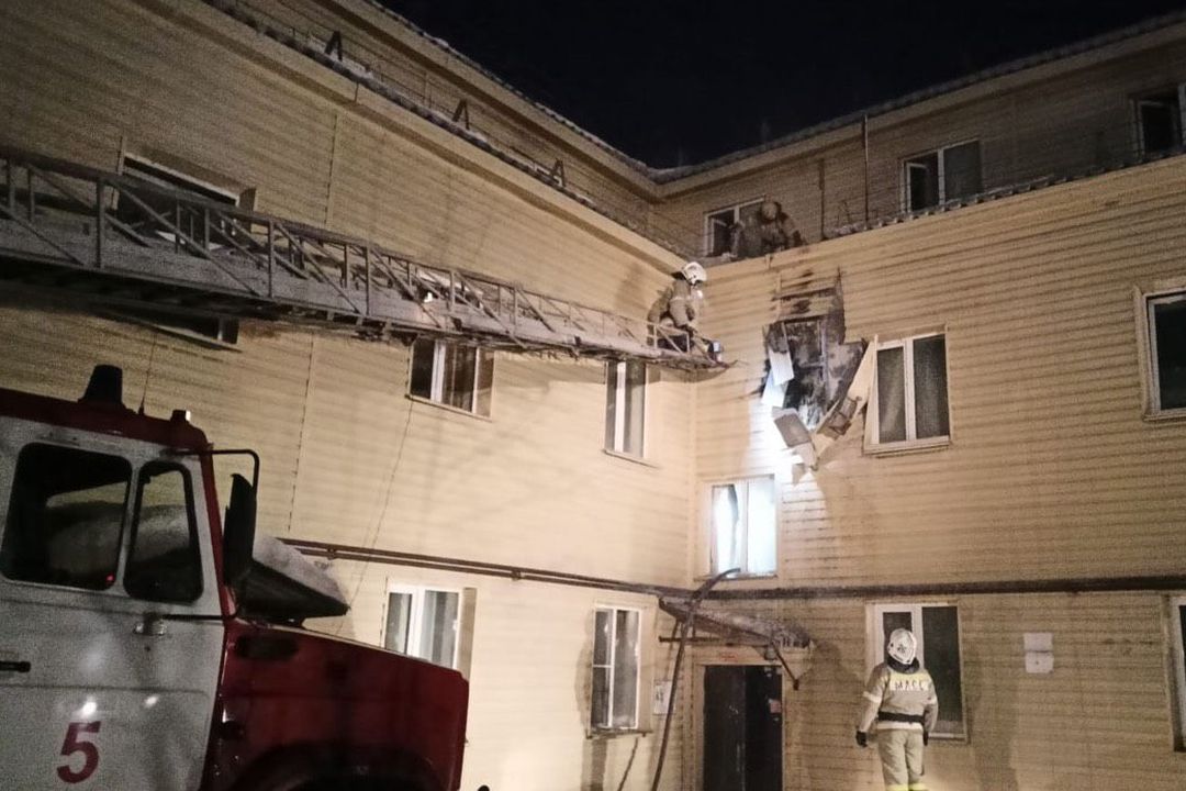Пожарные отрывают сайдинг, чтобы потушить трехэтажку на улице Костычева в Новосибирске
