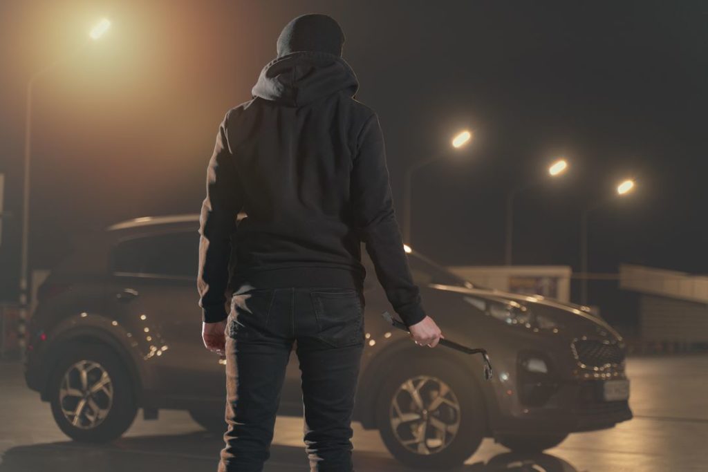 Эксперт Алросы лишился 4,5 млн рублей на парковке у ТЦ «Большая медведица» в Новосибирске