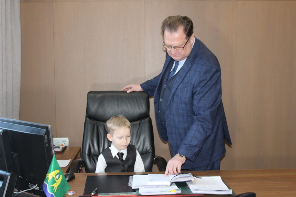Мэр Искитима уступил свое кресло шестилетнему мальчику