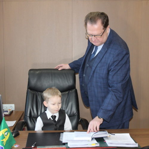 Мэр Искитима уступил свое кресло шестилетнему мальчику