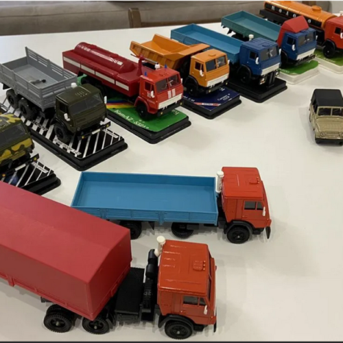 Коллекцию мини-грузовиков за 1,5 млн рублей продают в Новосибирске