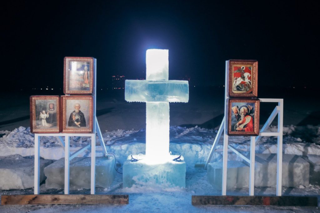 Уже почти 4,5 тысячи человек окунулись в купели в Новосибирске