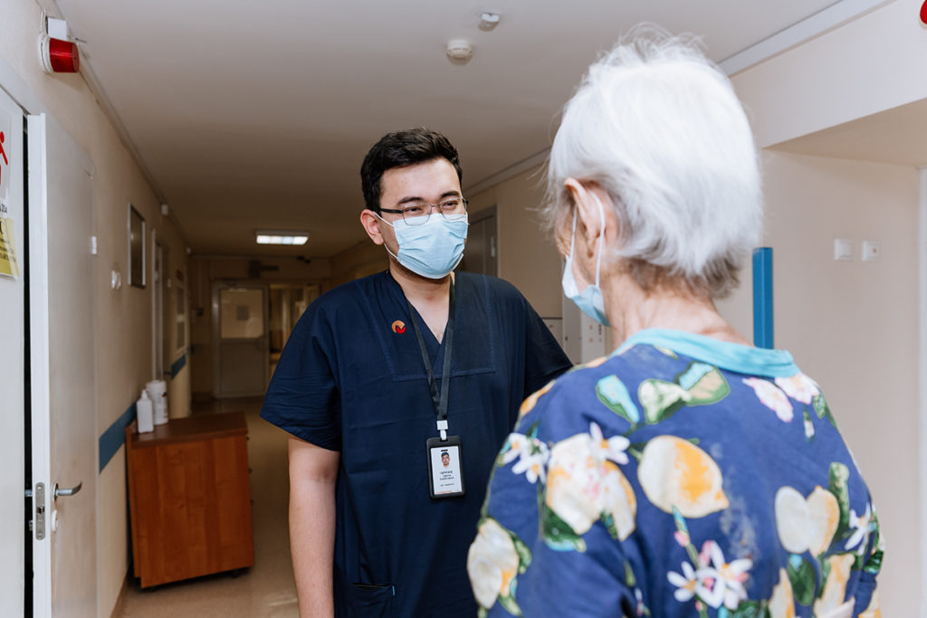 Врожденный порок сердца у пенсионерки исправили врачи в Новосибирске