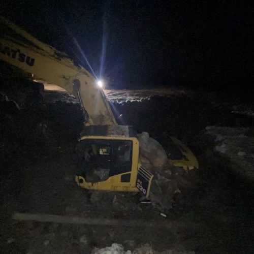 Житель Новосибирска погиб, провалившись под лед с экскаватором на Могильном мысе