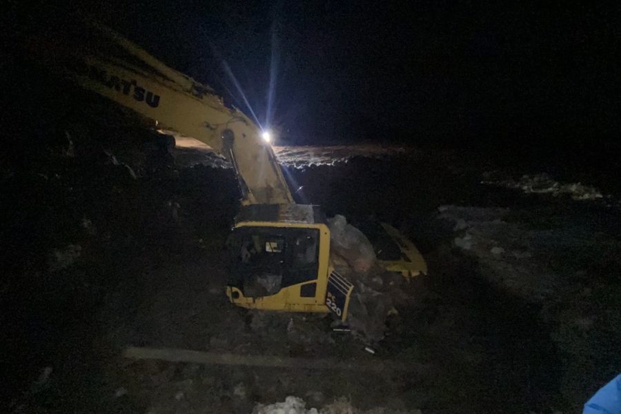 Житель Новосибирска погиб, провалившись под лед с экскаватором на Могильном мысе