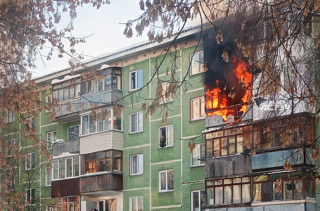 Мертвого мужчину нашли при пожаре на улице Кошурникова в Новосибирске
