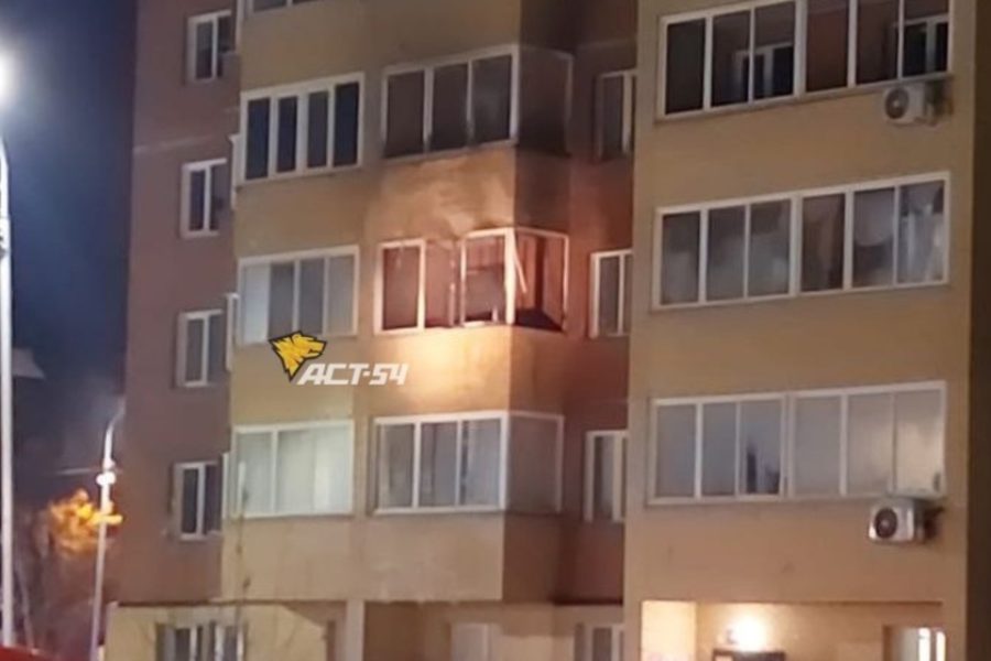 Балкон дома загорелся из-за фейерверка в Новосибирске