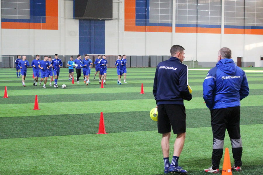 Футбольное покрытие обновили в центре спортивной подготовки в Новосибирске