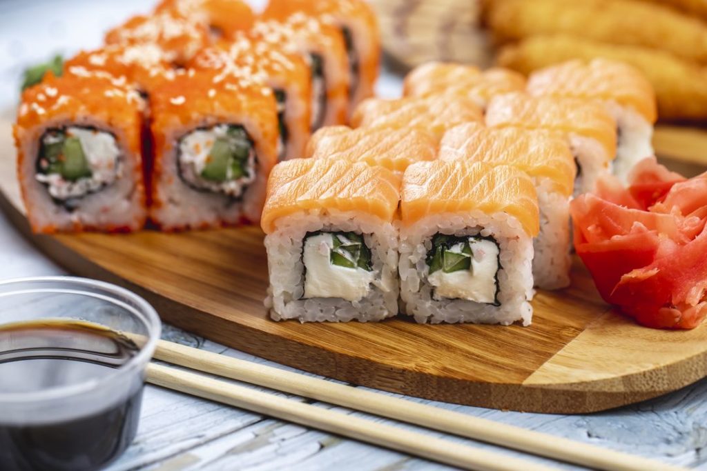 СК проверяет службу доставки японской кухни после массового отравления в Новосибирске