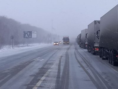 На федеральной трассе под Новосибирском ограничили движение из-за гололеда