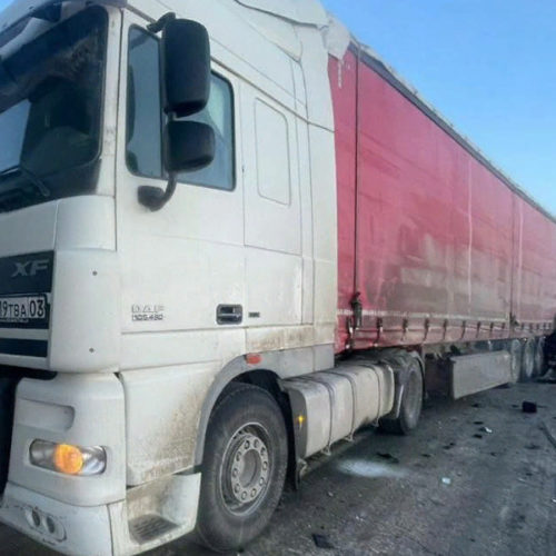 Смертельное ДТП в Новосибирской области: легковушка врезалась в неподвижный грузовик