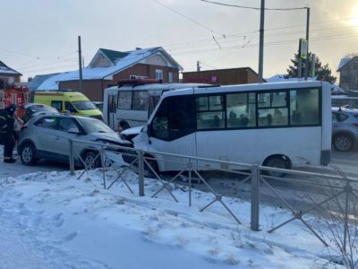 Женщина пострадала в ДТП с участием маршрутки и легковушки в Новосибирске