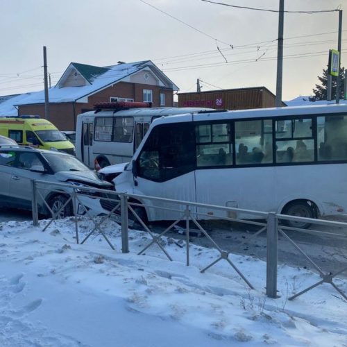 Женщина пострадала в ДТП с участием маршрутки и легковушки в Новосибирске